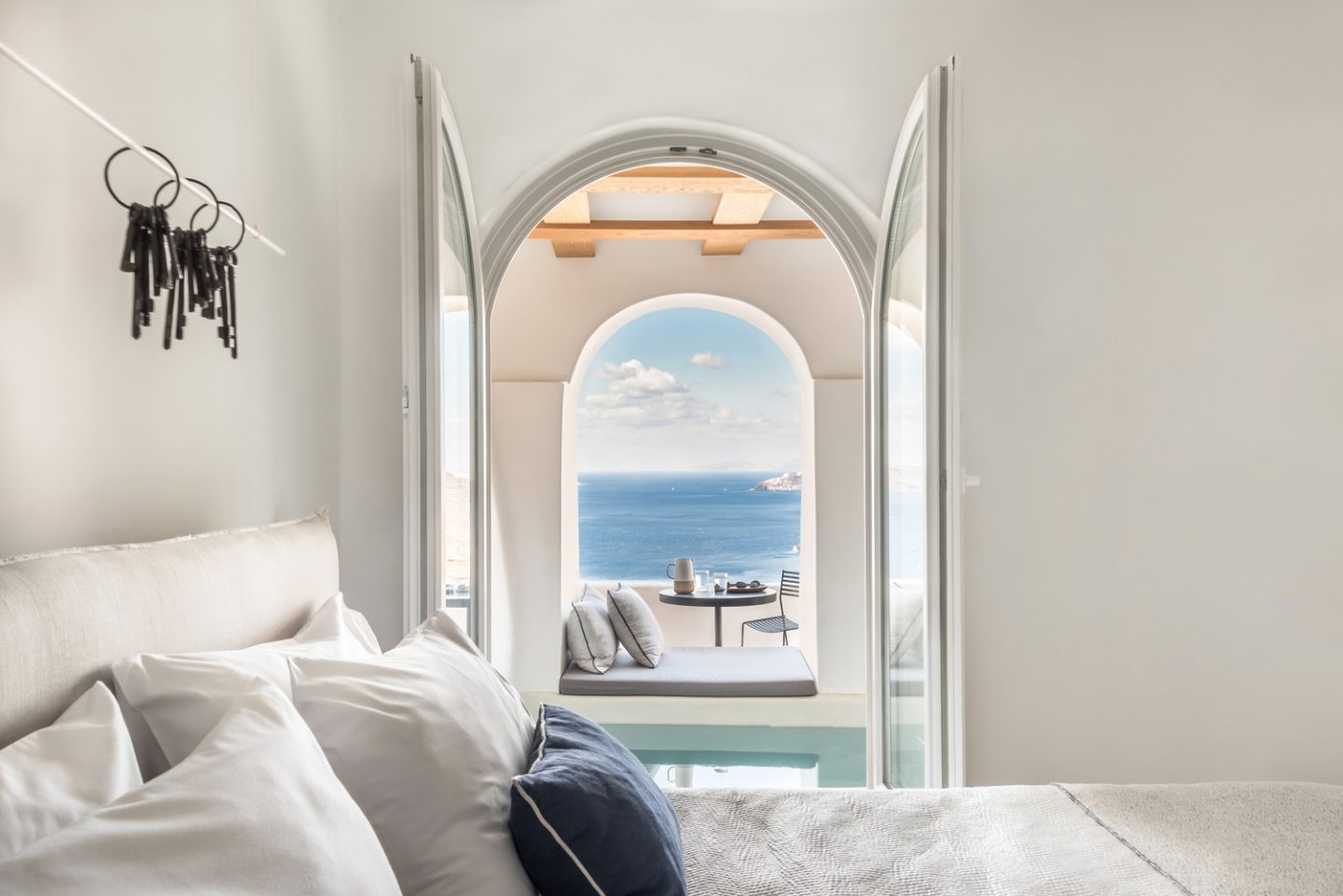 Porto-Fira-Suites-Hotel-in-Santorini-by-Interior-Design-Laboratorium-Yellowtrace-05